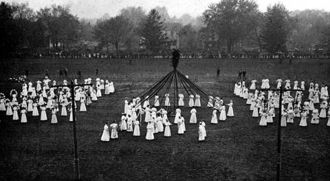 Maypole dancers and May Queen, University of Illinois, 1912