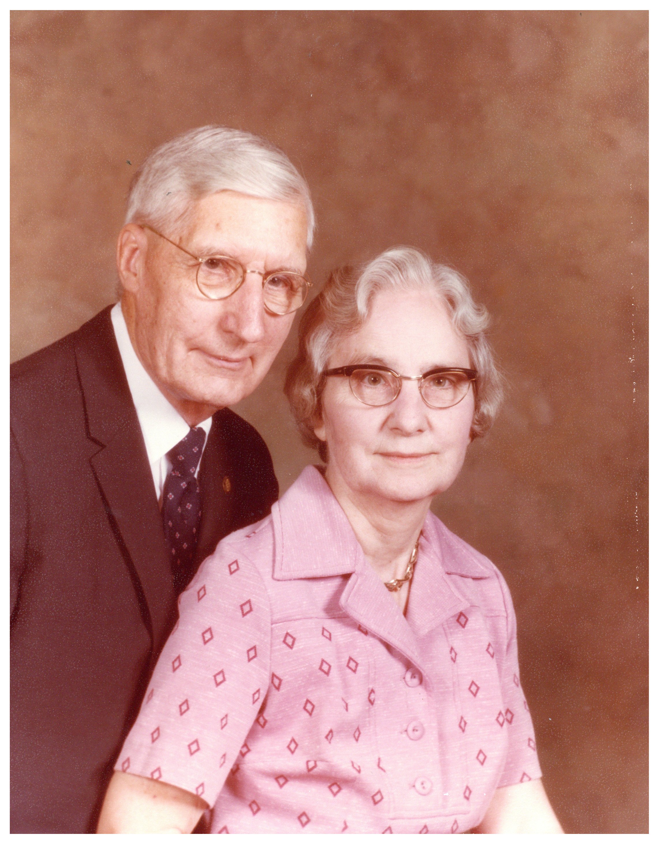 Photograph of Lora Dean Lewis and Sylvia Opal Lewis.